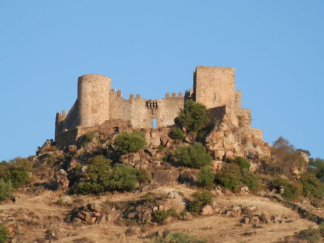 Castillo_de_Burguillos_del_Cerro.JPG