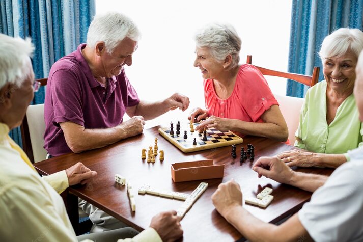 personas-mayores-jugando-juegos_107420-36783.jpg